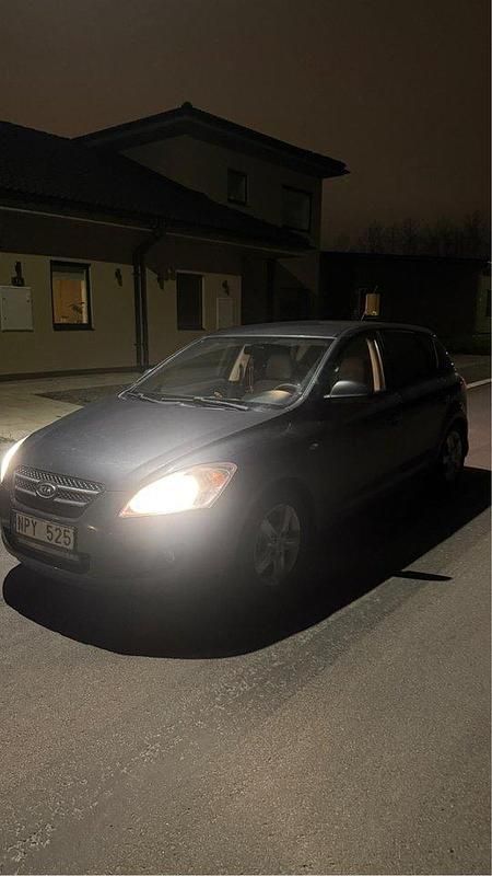 Grå Begagnad 2009 Kia Ceed EX Halvkombi | 21 000 kr (Marknadspris) - Bild 1/4