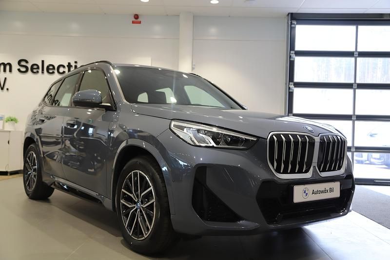Grå Begagnad 2025 BMW X1 Shadowline SUV | 499 000 kr (Marknadspris) - Bild 1/3
