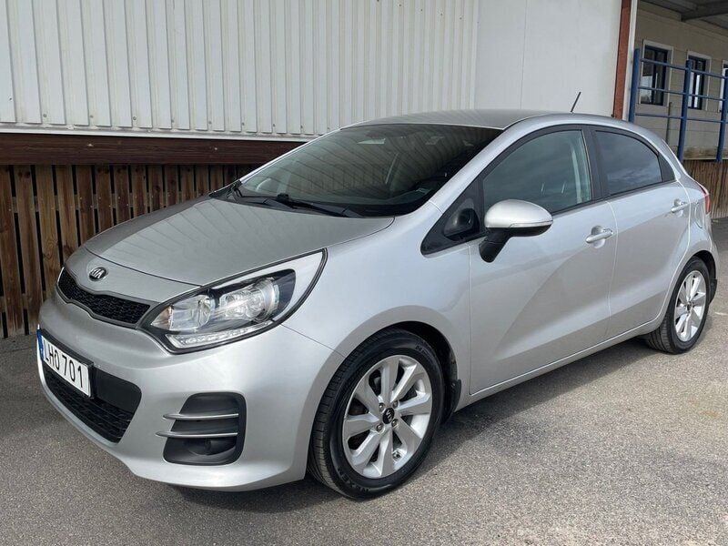 Grå Begagnad 2015 Kia Rio Halvkombi | 84 500 kr (Marknadspris) - Bild 1/4