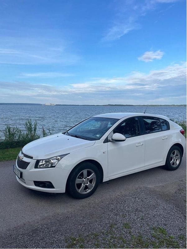 Vit Begagnad 2012 Chevrolet Cruze Halvkombi | 39 000 kr (Marknadspris) - Bild 1/4