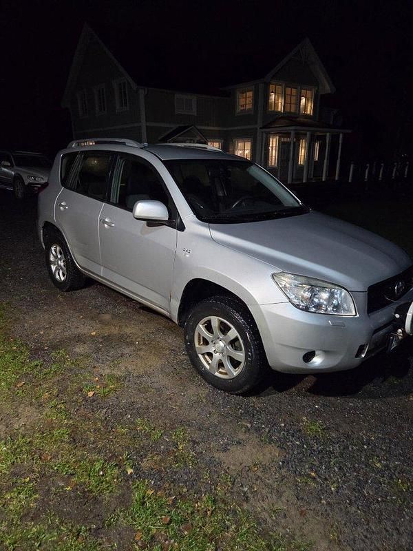 Silver Begagnad 2008 Toyota RAV4 SUV | 43 000 kr (Marknadspris) - Bild 1/1