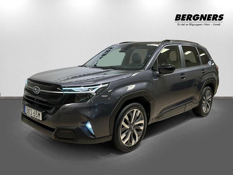 Grå Begagnad 2024 Subaru Forester SUV | 469 900 kr (Lite dyr) - Bild 1/4