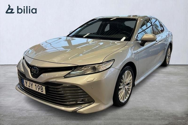 Silver Begagnad 2019 Toyota Camry Hybrid Executive Sedan | 259 900 kr (Marknadspris) - Bild 1/3
