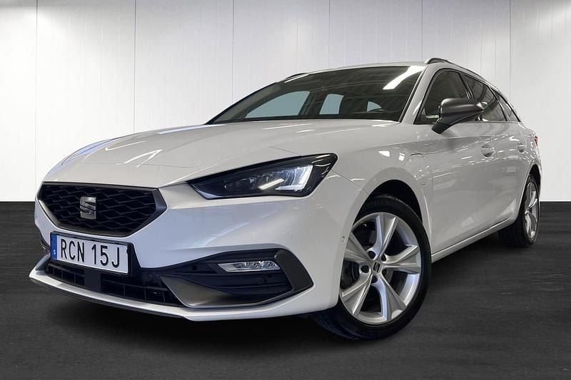 Vit (white) Begagnad 2021 Seat Leon Halvkombi | 229 900 kr (Marknadspris) - Bild 1/4