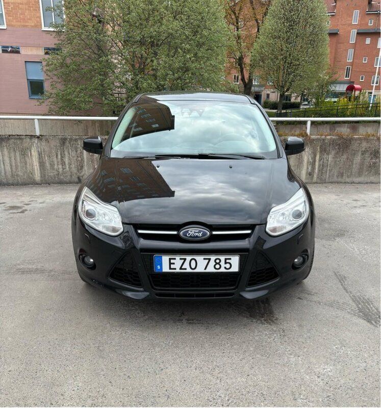 Svart Begagnad 2012 Ford Focus Titanium Halvkombi | 59 000 kr (Marknadspris) - Bild 1/4