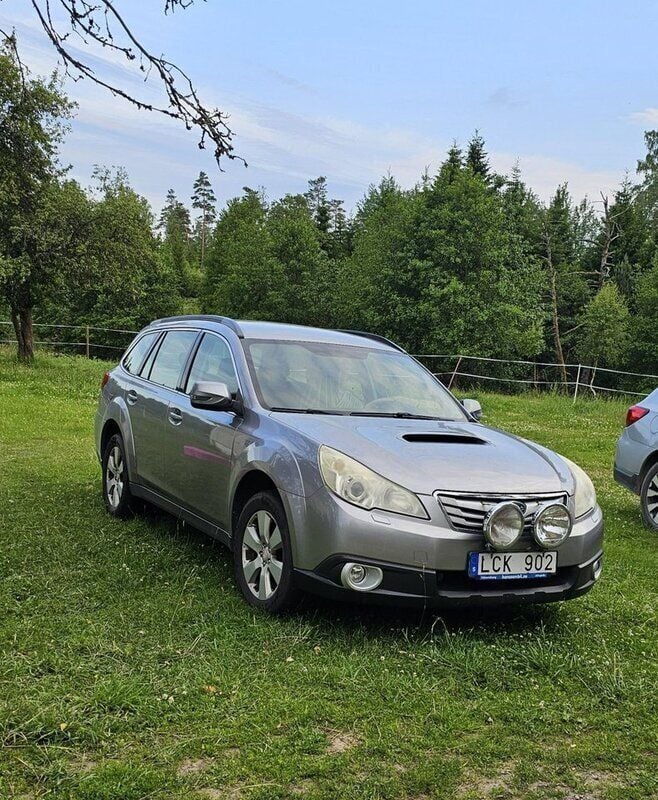 Silver Begagnad 2011 Subaru Outback SUV | 55 000 kr (Marknadspris) - Bild 1/4