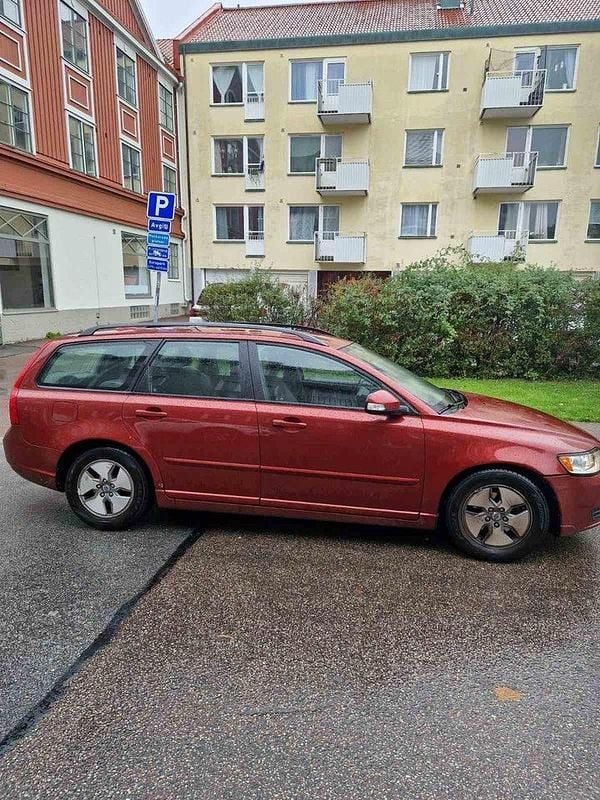 Röd Begagnad 2011 Volvo V50 Kinetic Kombi | 26 000 kr (Marknadspris) - Bild 1/4