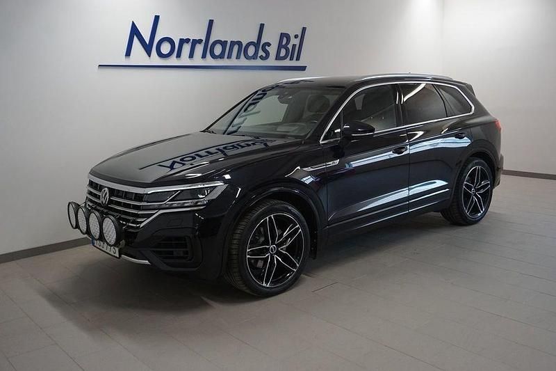 Svart (deep black pearl) Begagnad 2019 VW Touareg R-line SUV | 419 900 kr (Marknadspris) - Bild 1/4