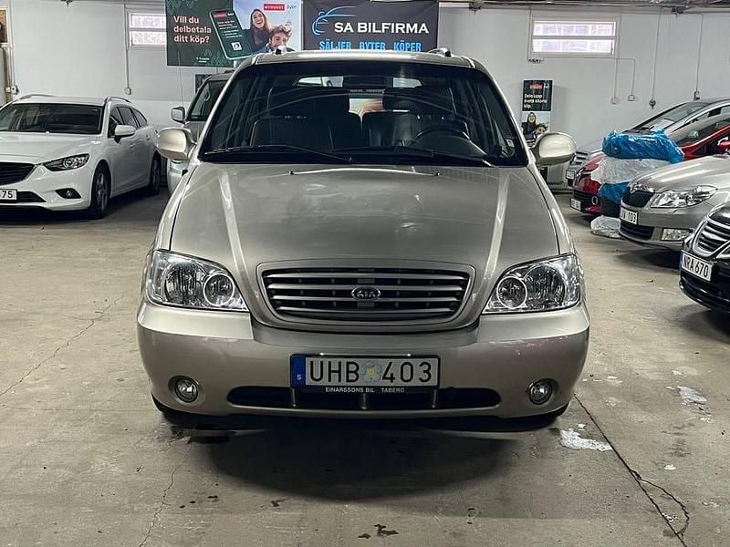 Ljusgrå Begagnad 2003 Kia Carnival Minibuss | 79 900 kr - Bild 1/4