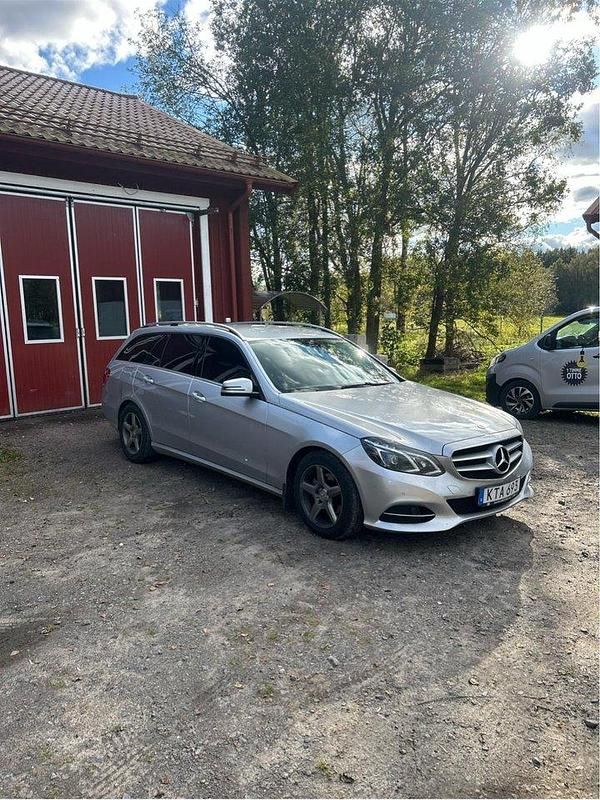 Silver Begagnad 2015 Mercedes E220 Avantgarde Kombi | 139 900 kr (Marknadspris) - Bild 1/4