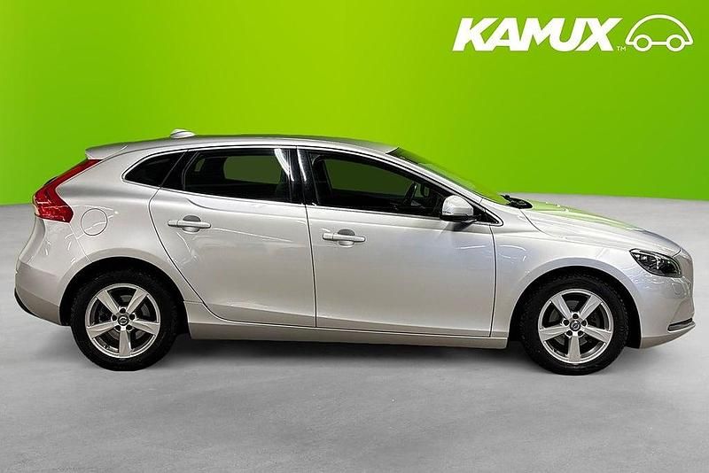 Begagnad Volvo V40 Momentum 115 HK (84 kW) 2015 Silver/grå Halvkombi