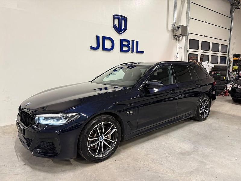 Svart Begagnad 2022 BMW 530 M Sport Kombi | 344 900 kr - Bild 1/4