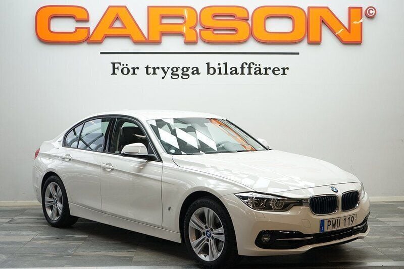 Vit Begagnad 2018 BMW 330e Sport Line Sedan | 239 900 kr (Superpris) - Bild 1/4