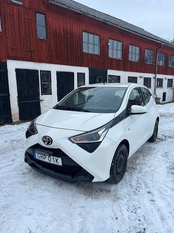 Begagnad Toyota Aygo 72 HK (52 kW) 2020 Vit Halvkombi