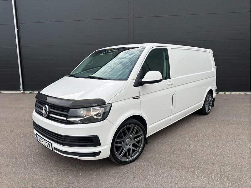 Vit Begagnad 2016 VW T6 Van | 169 900 kr (Marknadspris) - Bild 1/4