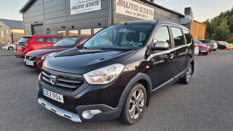 Svart Begagnad 2016 Dacia Lodgy Stepway Minibuss | 64 900 kr (Marknadspris) - Bild 1/4