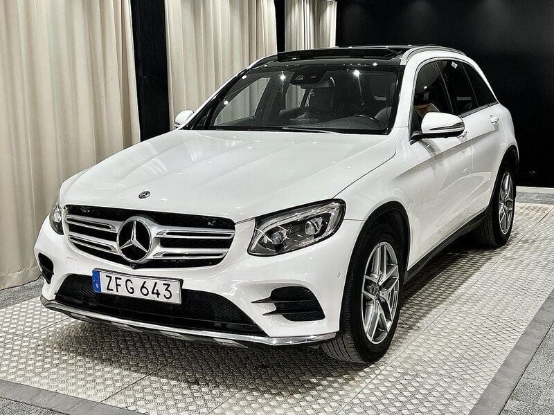 Vit (vit metallic) Begagnad 2018 Mercedes GLC220 AMG line SUV | 259 900 kr (Bra pris) - Bild 1/4