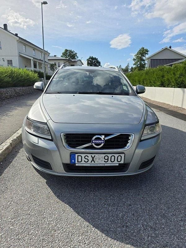 Silver Begagnad 2012 Volvo V50 Kombi | 48 900 kr (Marknadspris) - Bild 1/4