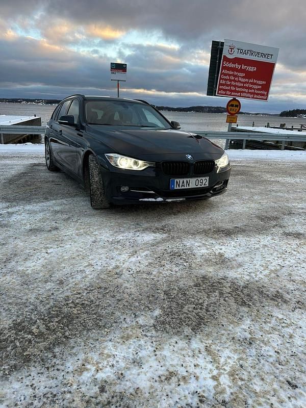 Begagnad 2013 BMW 328 Kombi | 129 900 kr (Marknadspris) - Bild 1/4