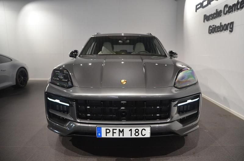 Begagnad Porsche Cayenne 471 HK (346 kW) 2025 Mörkgrå (grey) SUV