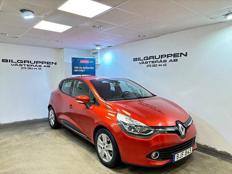 Röd Begagnad 2014 Renault Clio IV Halvkombi | 84 900 kr (Marknadspris) - Bild 1/4