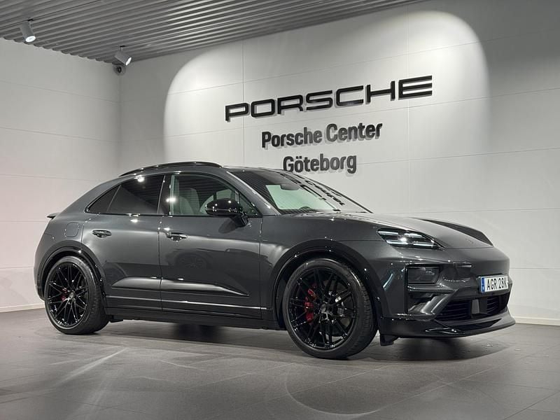 Grå (grey) Ny 2025 Porsche Macan Turbo SUV | 1 538 100 kr - Bild 1/4
