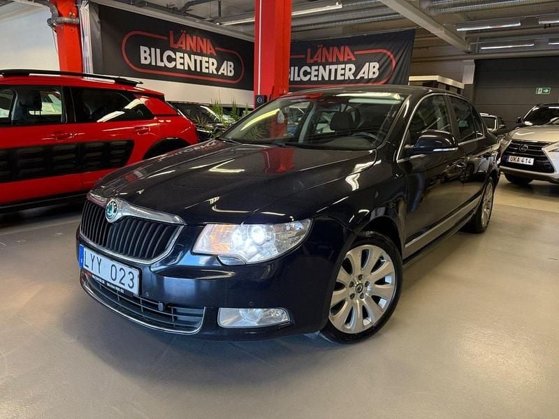 Svart Begagnad 2011 Skoda Superb Elegance Halvkombi | 59 900 kr (Marknadspris) - Bild 1/4
