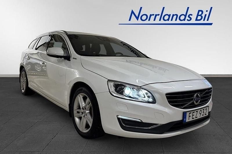 Vit Begagnad 2016 Volvo V60 Summum Kombi | 159 000 kr (Marknadspris) - Bild 1/4