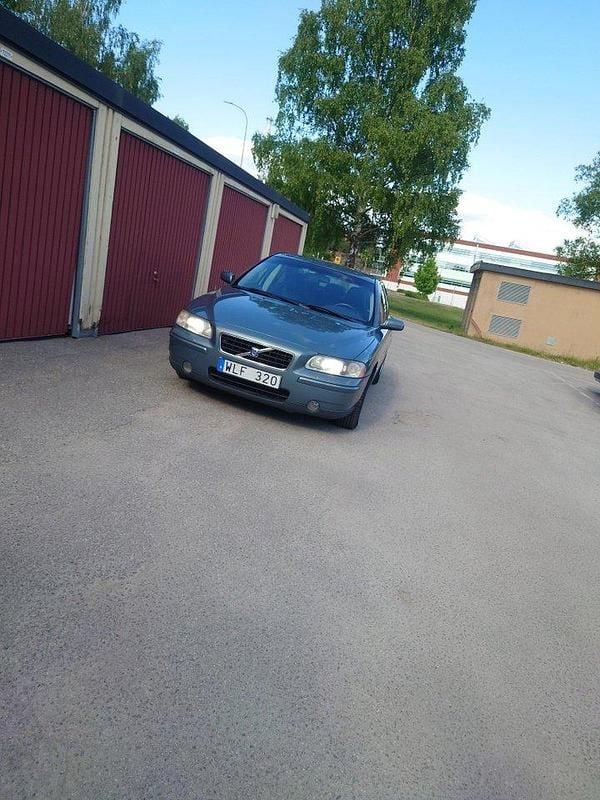 Grön Begagnad 2005 Volvo S60 Kinetic Sedan | 25 000 kr (Bra pris) - Bild 1/4