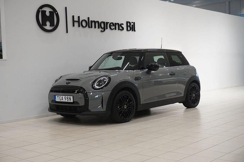 Grå Begagnad 2022 Mini Cooper Essential Halvkombi | 219 500 kr (Marknadspris) - Bild 1/4