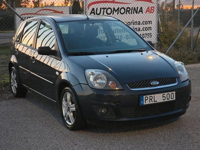 Begagnad Ford Fiesta 80 HK (58 kW) 2008 Grå Halvkombi