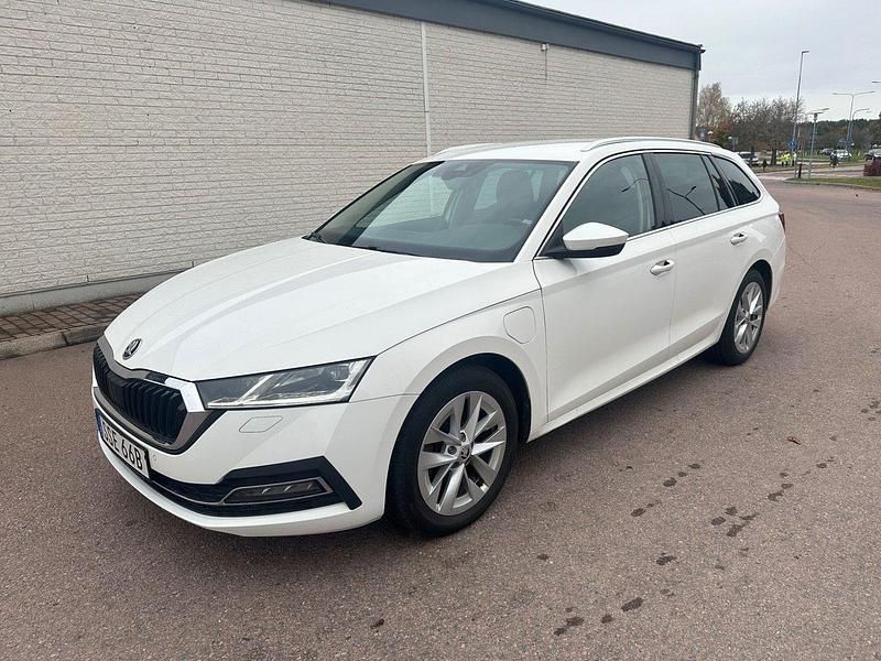 Vit Begagnad 2022 Skoda Octavia Style Kombi | 259 000 kr (Marknadspris) - Bild 1/4