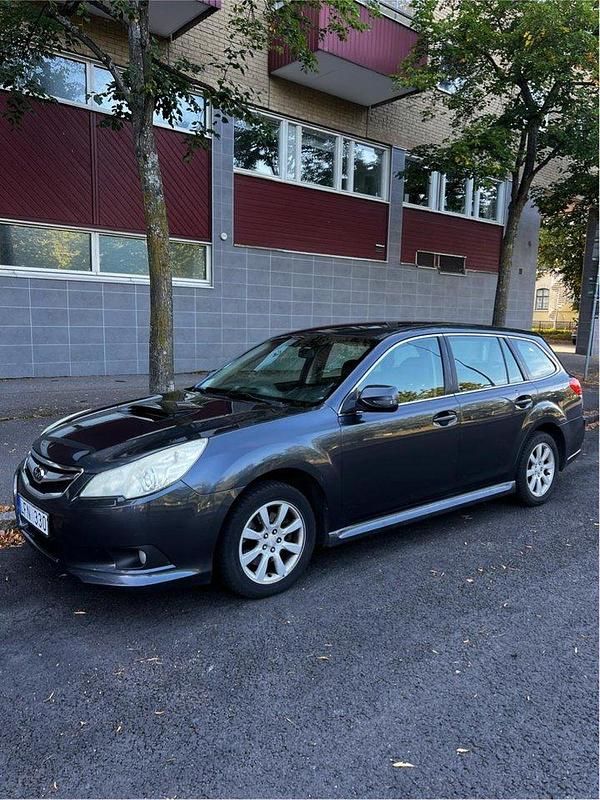 Grå Begagnad 2011 Subaru Legacy Kombi | 39 900 kr (Marknadspris) - Bild 1/4