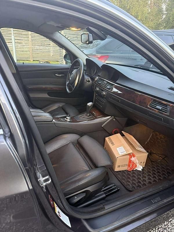 Begagnad BMW 325 2007 Mörkgrå Kombi