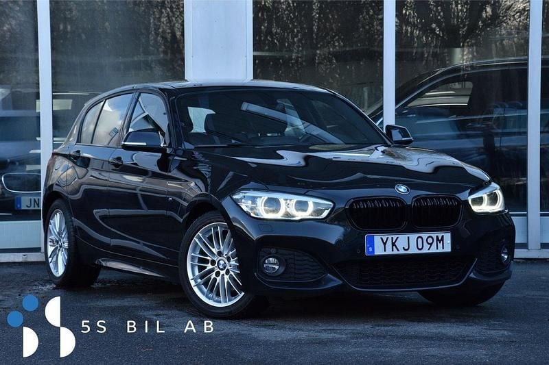 Svart Begagnad 2019 BMW 120 M Sport Halvkombi | 207 900 kr (Marknadspris) - Bild 1/4