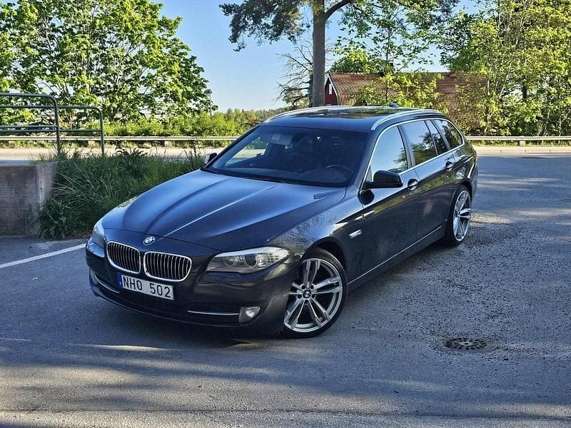 Grå Begagnad 2013 BMW 520 Kombi | 139 000 kr (Marknadspris) - Bild 1/4