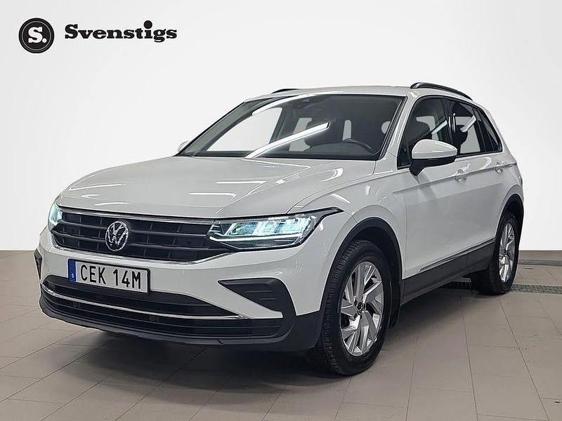 Vit Begagnad 2021 VW Tiguan SUV | 247 900 kr (Marknadspris) - Bild 1/4