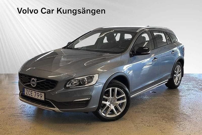 Blå Begagnad 2017 Volvo V60 CC Standard Kombi | 279 900 kr (Marknadspris) - Bild 1/4