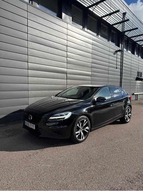 Svart Begagnad 2019 Volvo V40 R-Design Kombi | 219 900 kr (Lite dyr) - Bild 1/4