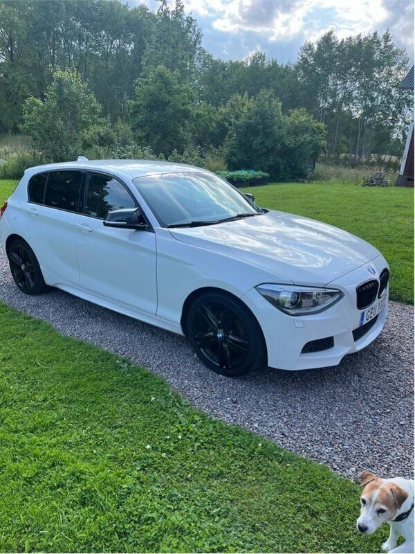 Vit Begagnad 2015 BMW 116 M Sport Halvkombi | 119 500 kr (Marknadspris) - Bild 1/4