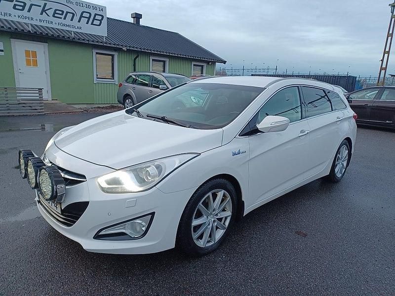 Vit Begagnad 2013 Hyundai i40 Kombi | 84 900 kr (Marknadspris) - Bild 1/4