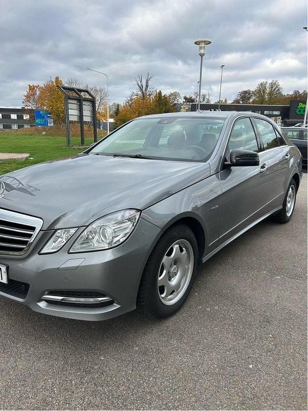 Silver Begagnad 2012 Mercedes E220 Sedan | 140 000 kr (Marknadspris) - Bild 1/4