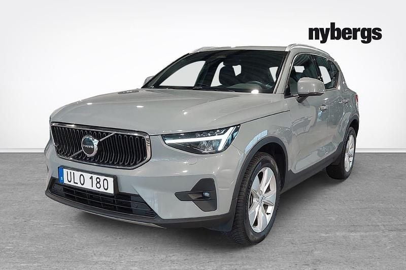 Grå Begagnad 2024 Volvo XC40 Core SUV | 339 000 kr (Marknadspris) - Bild 1/4