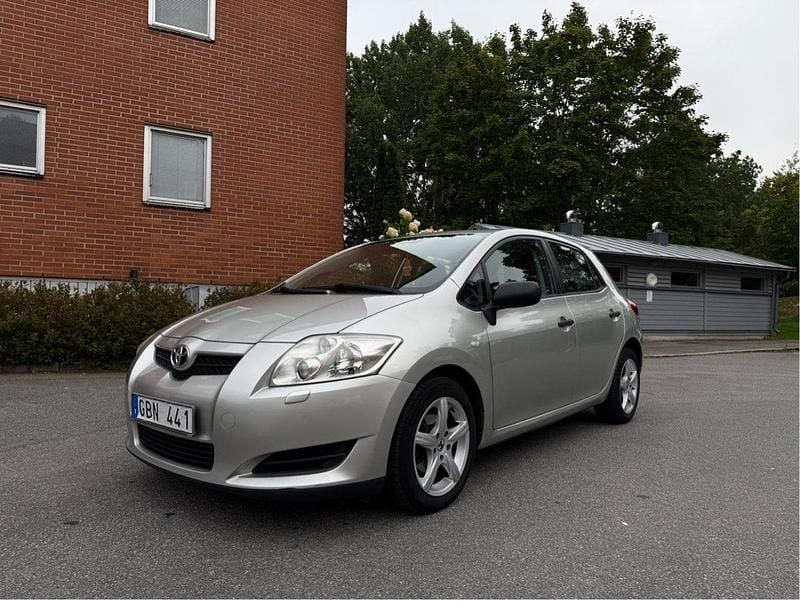 Silver Begagnad 2008 Toyota Auris Halvkombi | 33 900 kr (Marknadspris) - Bild 1/4