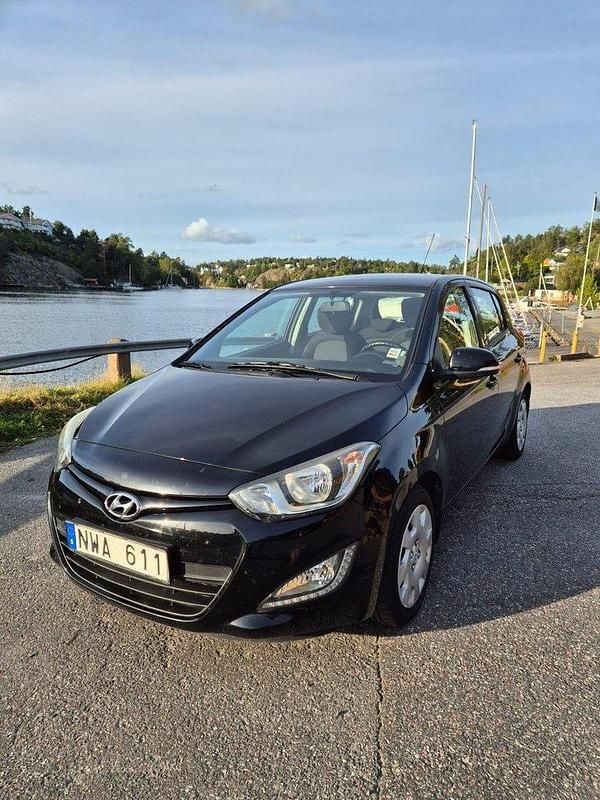 Svart Begagnad 2013 Hyundai i20 Premium Halvkombi | 65 000 kr (Marknadspris) - Bild 1/4