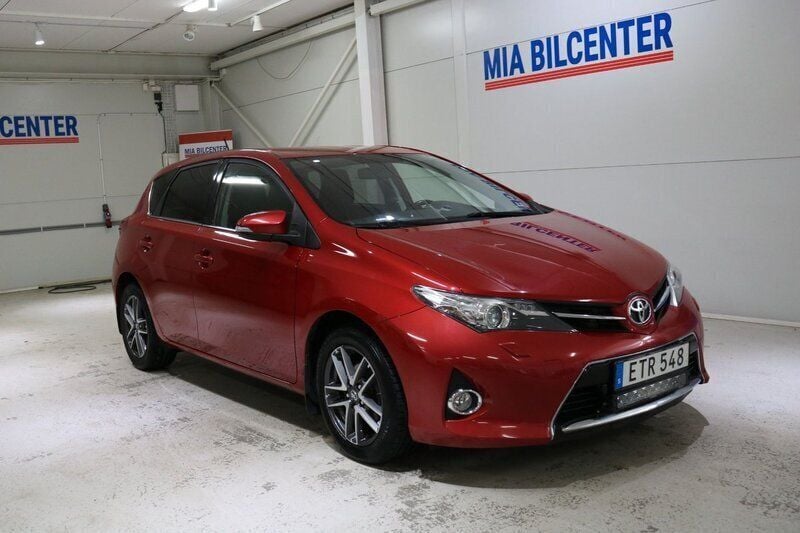 Mörkröd Begagnad 2015 Toyota Auris Edition Halvkombi | 118 000 kr (Marknadspris) - Bild 1/4