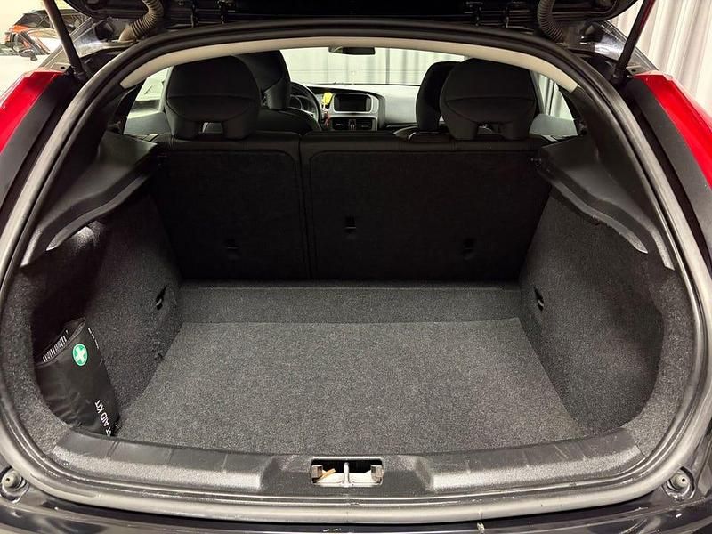 Begagnad Volvo V40 Momentum 120 HK (88 kW) 2015 Svart Halvkombi