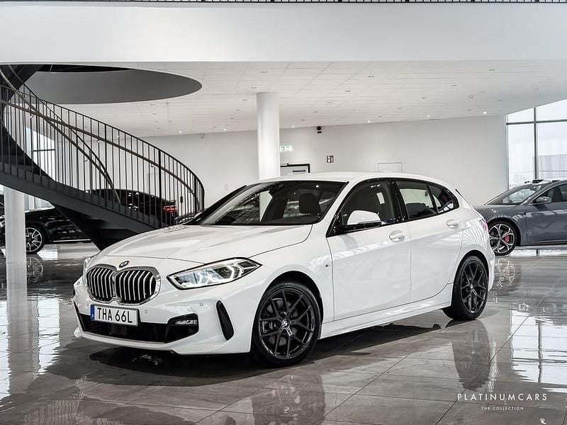 Vit Begagnad 2020 BMW 120 M Sport Halvkombi | 259 000 kr (Lite dyr) - Bild 1/4