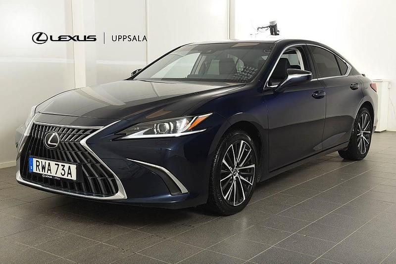 Mörkblå Begagnad 2024 Lexus ES300H Limited Edition Sedan | 448 900 kr (Marknadspris) - Bild 1/4
