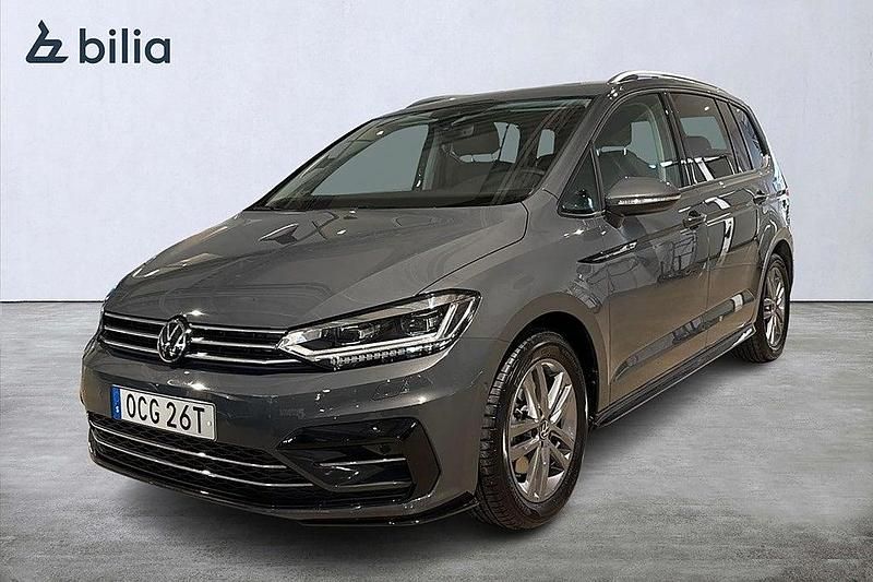 Mörkgrå Begagnad 2024 VW Touran R-line Minibuss | 369 000 kr (Marknadspris) - Bild 1/4